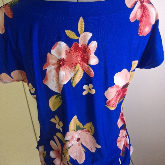 Jon & Anna Royal Blue Floral Top Size Small - Picture 4 of 8